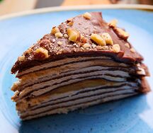 Шоколадный блинный торт с бананом