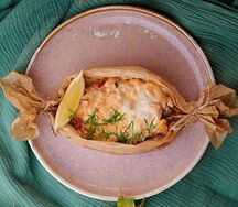 Запеченный лосось с брокколи и грибами под сырной корочкой