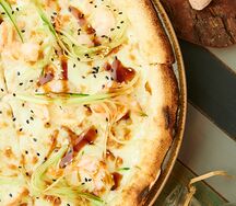 Пицца с креветками и огурцами терияки