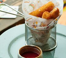 Сырные палочки с соусом из малины