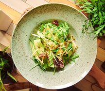 Зеленый салат с авокадо