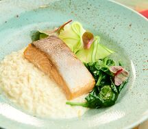 Стейк из лосося с ризотто и шпинатом