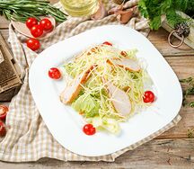 Салат Цезарь с курицей