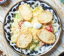 Салат Цезарь с курицей