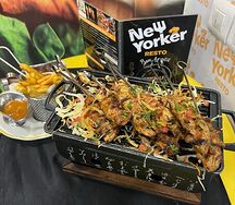 Brochette yakitori au poulet sur le robata grill