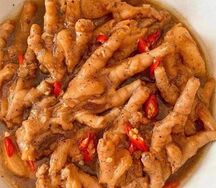 Pattes de poulet avec attiéké