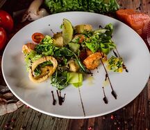 Теплый салат с морепродуктами