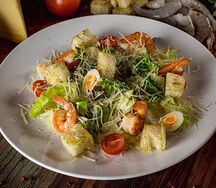 Салат Цезарь с креветками