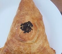 Самса из слоеного теста с курицей