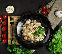 Паста сливочная с курицей и грибами