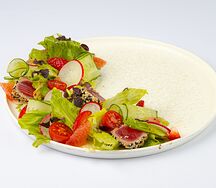 Салат с тунцом и клубникой