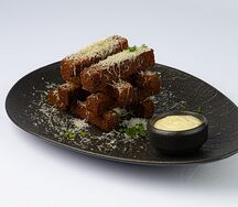 Чесночные гренки с пармезаном и соусом тартар