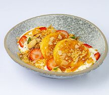 Сырники из рикотты со сметаной и соленой карамелью
