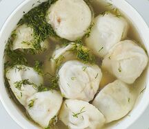 Пельмени домашние с бульоном