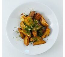 Картофельные дольки с чесноком