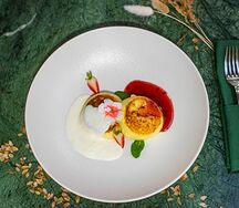 Сырники с белым соусом и вареньем