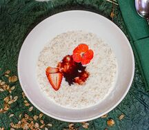 Овсяная каша с вареньем