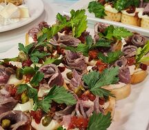 Мини-брускетты с пастрами сэт 15 штук