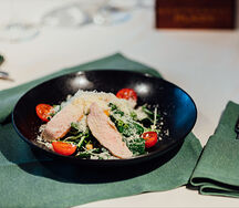 Салат Цезарь с курицей су-вид