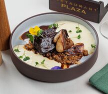 Телячьи щёки, белые грибы, перлотто, приготовленный на консоме 36 часов, картофельно-грибной мусс