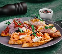 Мини-брускетты с лососем сэт 15 штук