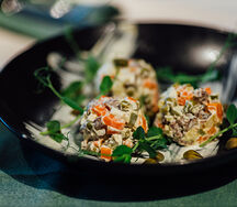 Салат Оливье с говядиной и каперсами