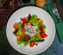 Страчателла, томаты, зелень