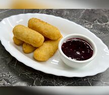 Сырные палочки с малиновым вареньем