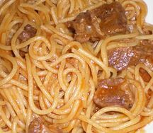 Spaghettis savoureux aux fines herbes à la viande étuvée