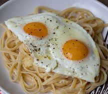 Spaghetti avec œuf au plat (2 œufs)
