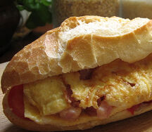 Pain omelette aux légumes assaisonnés