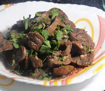 Attiéké et gésiers de poulet sauté