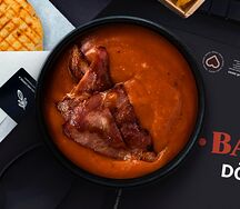 Томатно-чечевичный крем-суп с беконом и лепешкой гриль