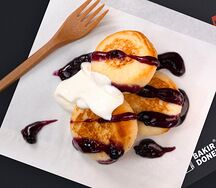 Творожные сырники со сметаной