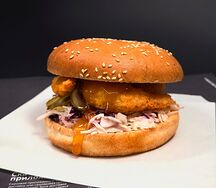 Бургер Shrimp с креветками и медово-горчичным соусом