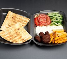 Фалафель на тарелке