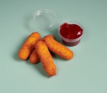 Сырные палочки с брусничным соусом