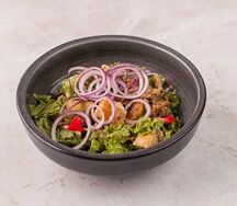 Деревенский с курицей