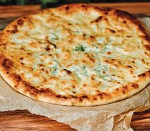 Пирог с зелёным луком и сыром