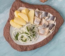 Сельдь к картофелем и луком