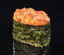 Гункан с лососем