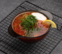 Борщ со сметаной и зеленью