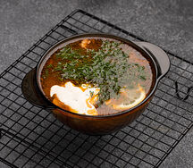 Солянка со сметаной и зеленью