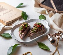 Бутерброды с паштетом из куриной печени и вялеными томатами