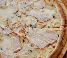 С копченой индейкой и грибами 