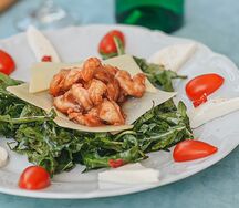 С тигровыми креветками и рукколой