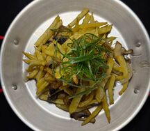 Жареный картофель с говядиной и грибами