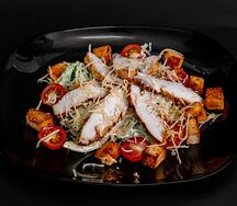 Салат Цезарь с курицей