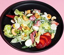 Салат с клубникой и сыром моцарелла