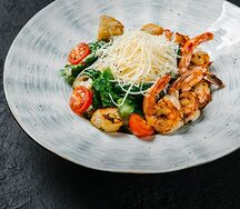 Цезарь с тигровыми креветками